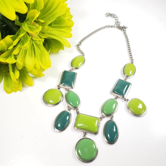 Statement bib necklace in green colors - Picture 4 of 8